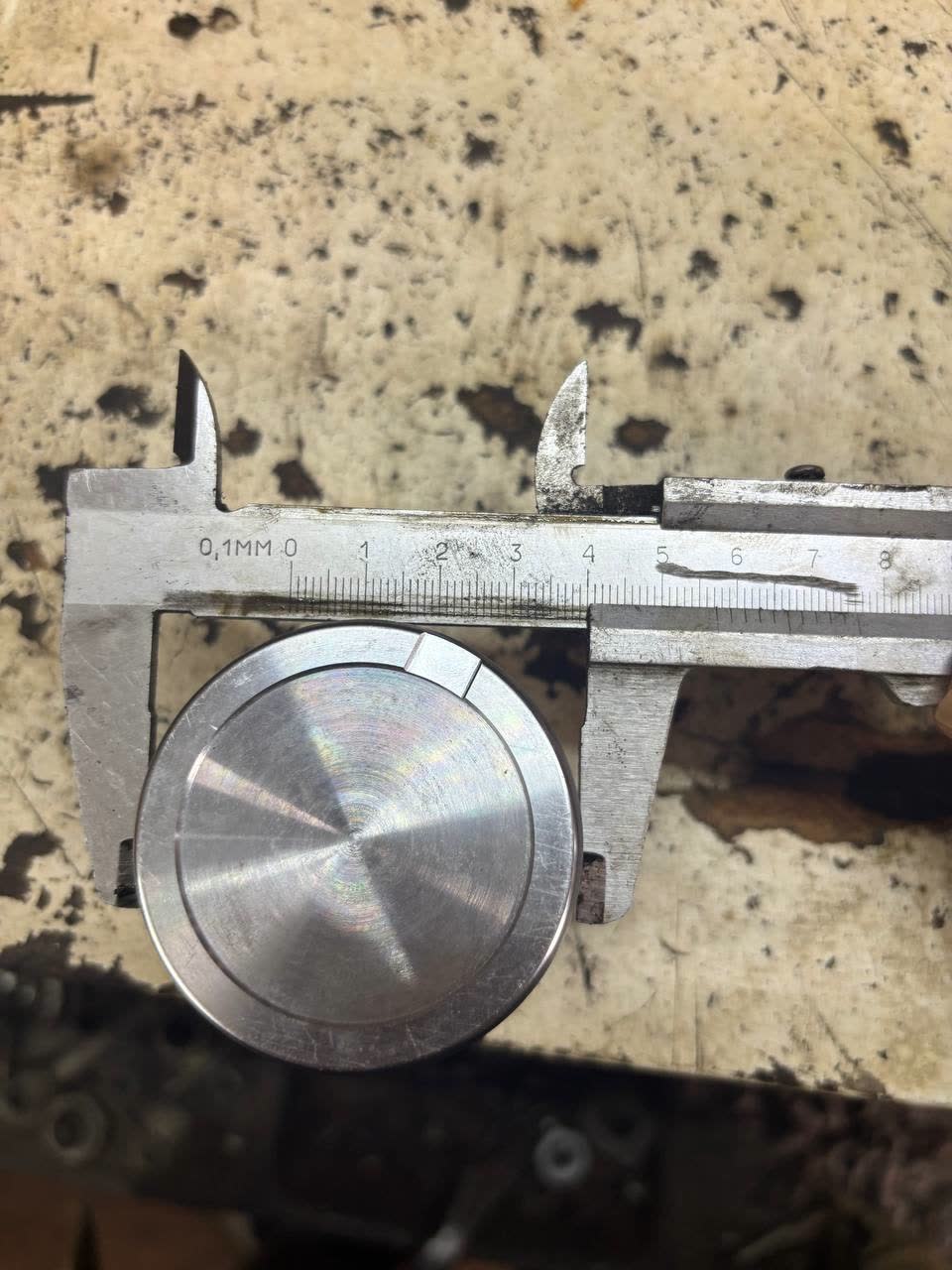 Caliper piston size comparison: new Zekkert piston (left, smaller) vs OEM piston (right, larger), demonstrating the need to verify piston dimensions before buying a Nissan Qashqai/Mazda CX-5 cross-fit piston
