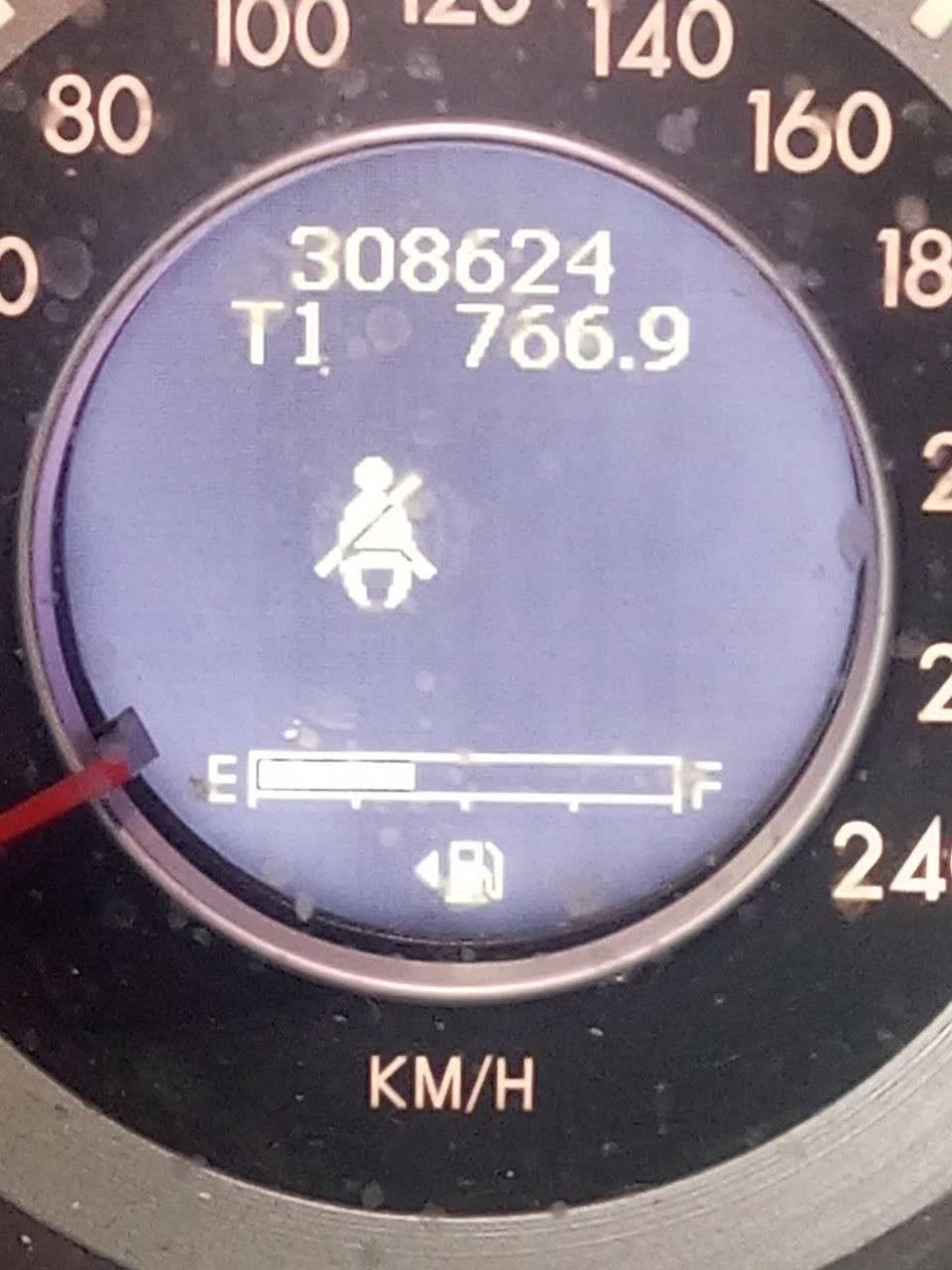 Odometer photo showing 308,000 km on automatic transmission vehicle