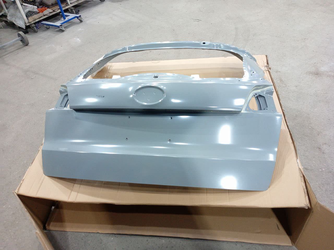 Side-by-side comparison of door panels: pre-facelift vs. facelift version