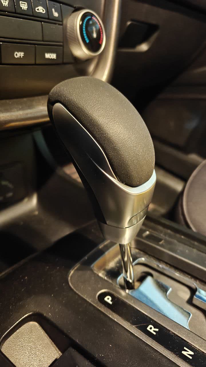Aftermarket AT gear knob, thread-mount detail