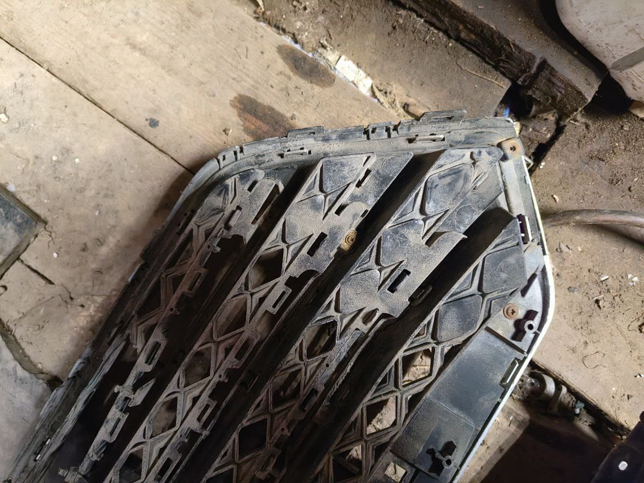 Grille-to-radiator clearance shown during removal