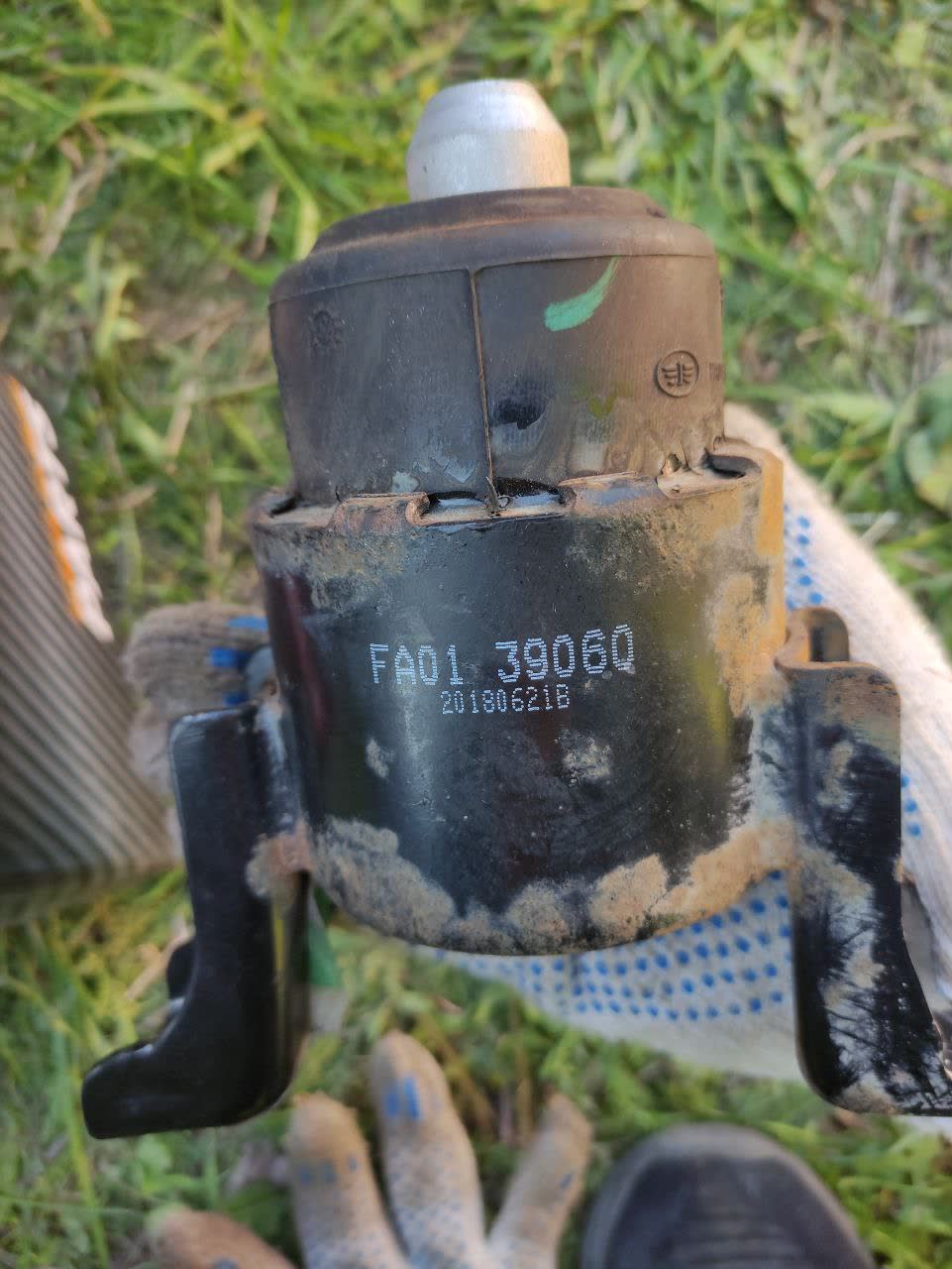 Photo/listing referenced in the hydraulic-vs-air-filled right-mount dispute