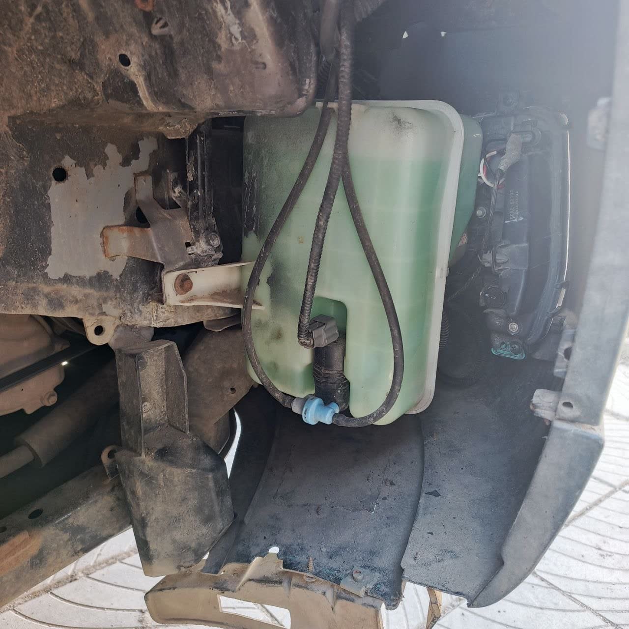 Wheel-arch access point with the wheel-arch liner bent back for DRL wire access