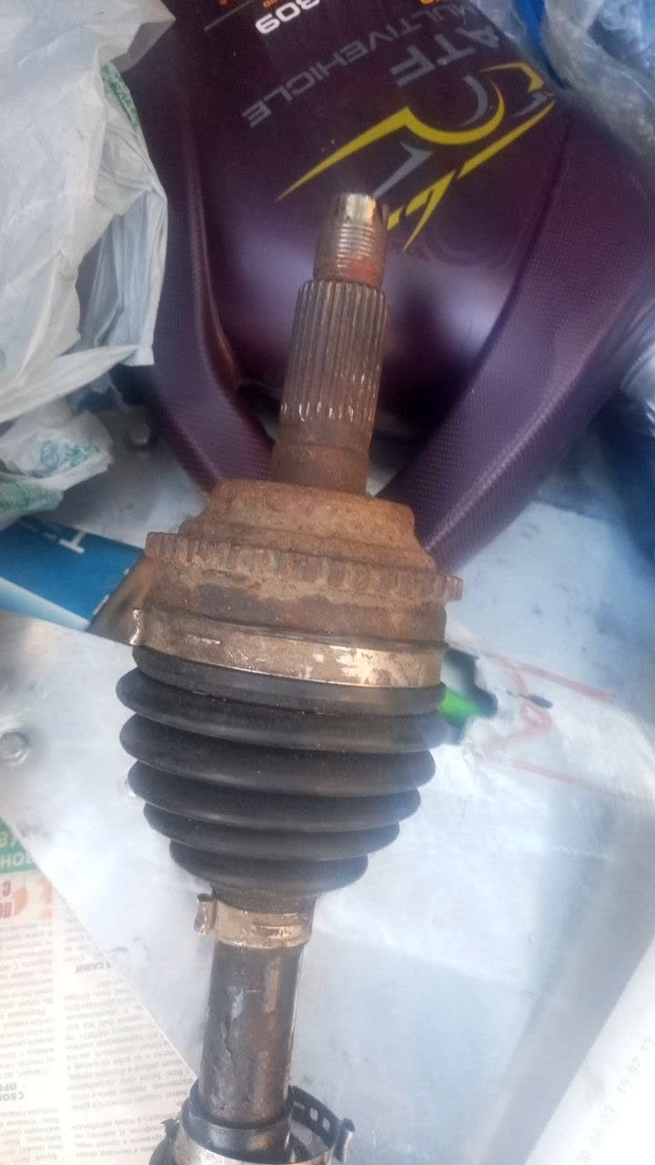 Side-by-side comparison of a dark/brown ABS-ring hub vs. a shiny/bright non-ABS hub