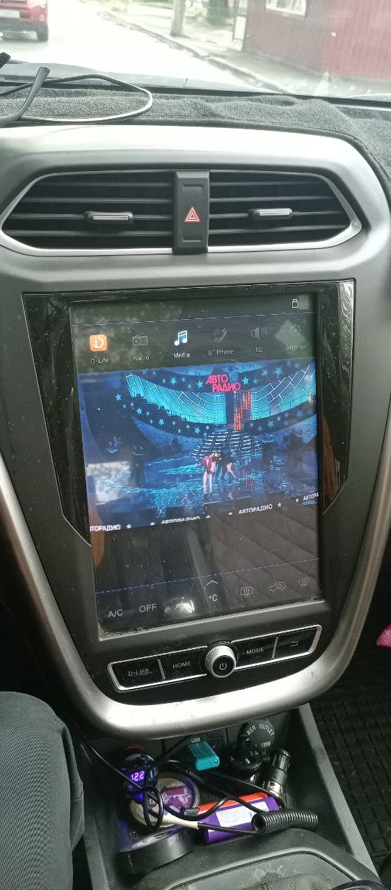 Photo of the Sport variant's integrated touchscreen radio/climate unit