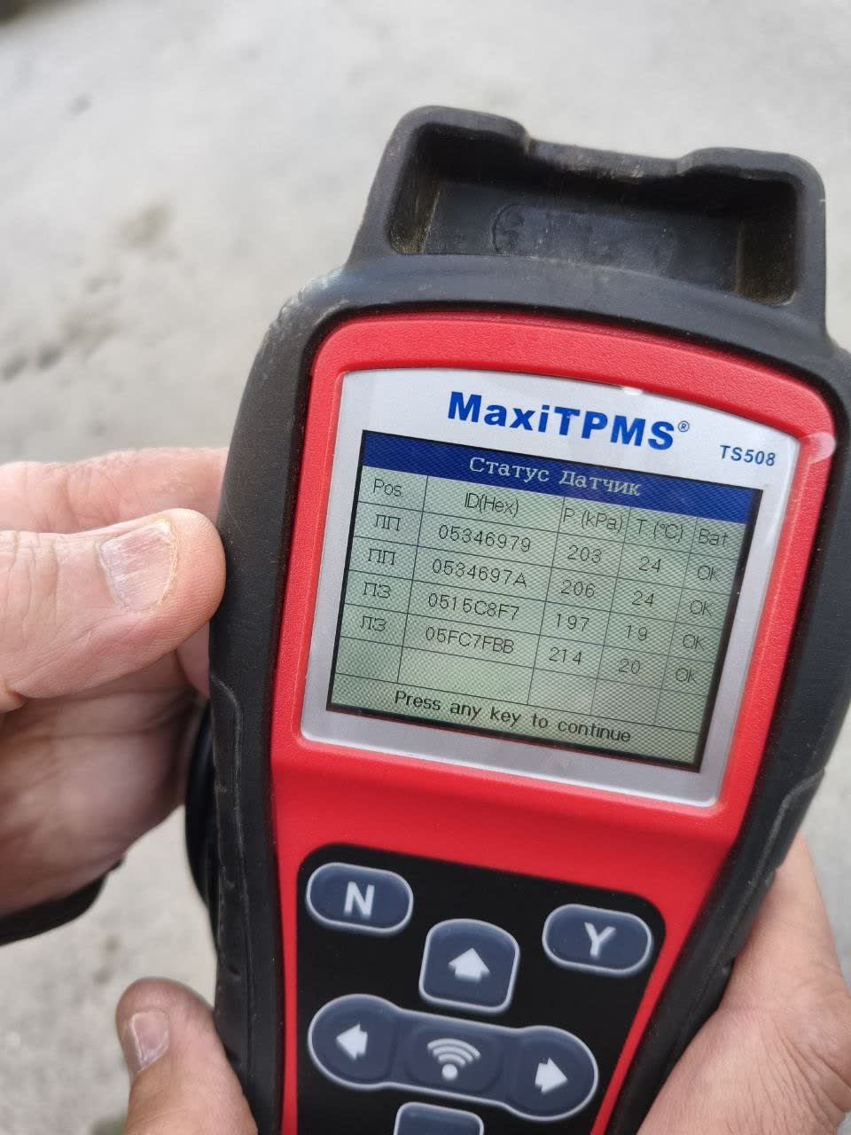 Photo of a universal FS43X0L5-type sensor being fitted/tested during the sourcing discussion