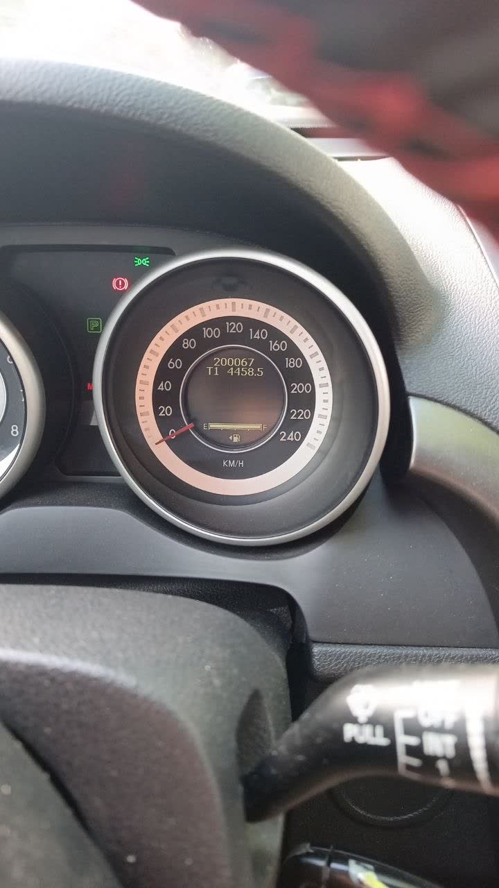 Photo of a broken front spring (61,000 km failure report)