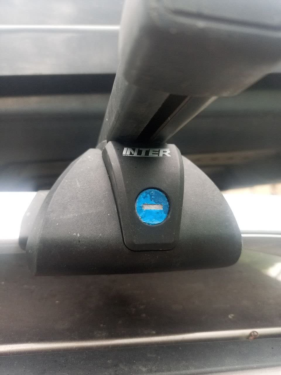 Additional angle of the installed Ozon roof rack