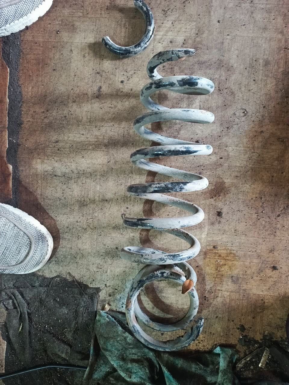 Broken left front spring at 200,400 km, showing two fracture points