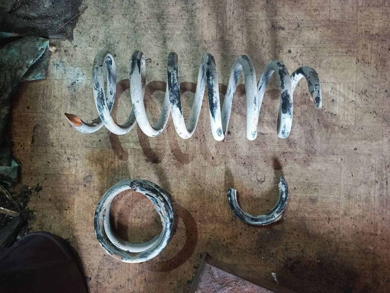 Broken right front spring at 200,400 km, showing one fracture point