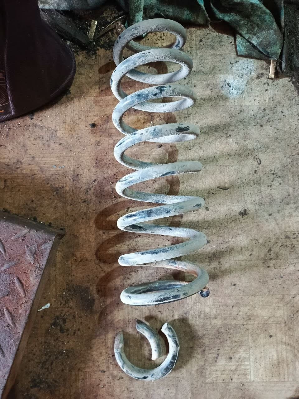 Additional angle of the broken front springs (200,400 km failure)