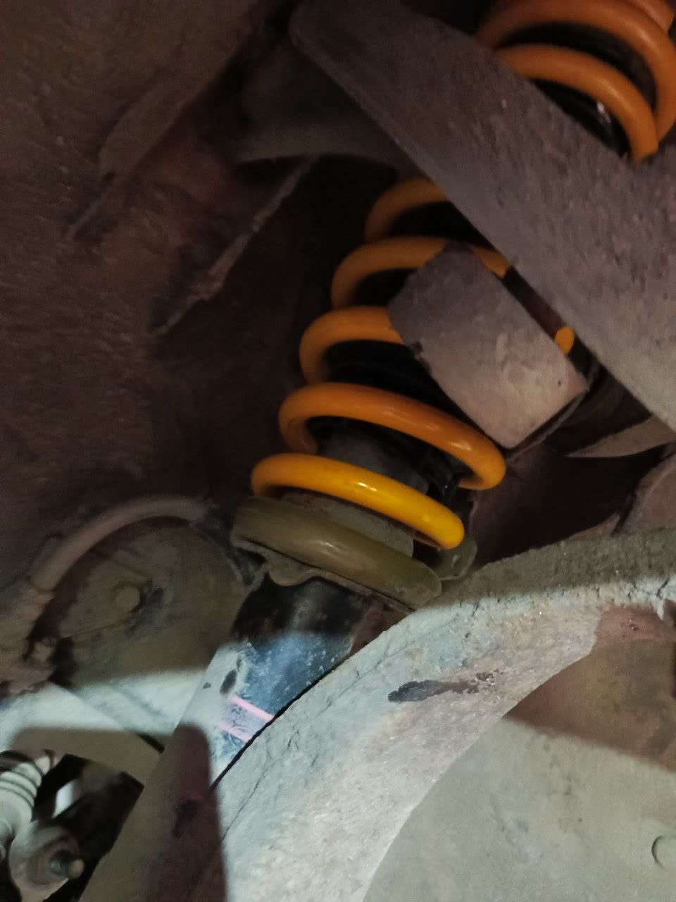 Close-up of a fracture point on one of the broken front springs (200,400 km failure)