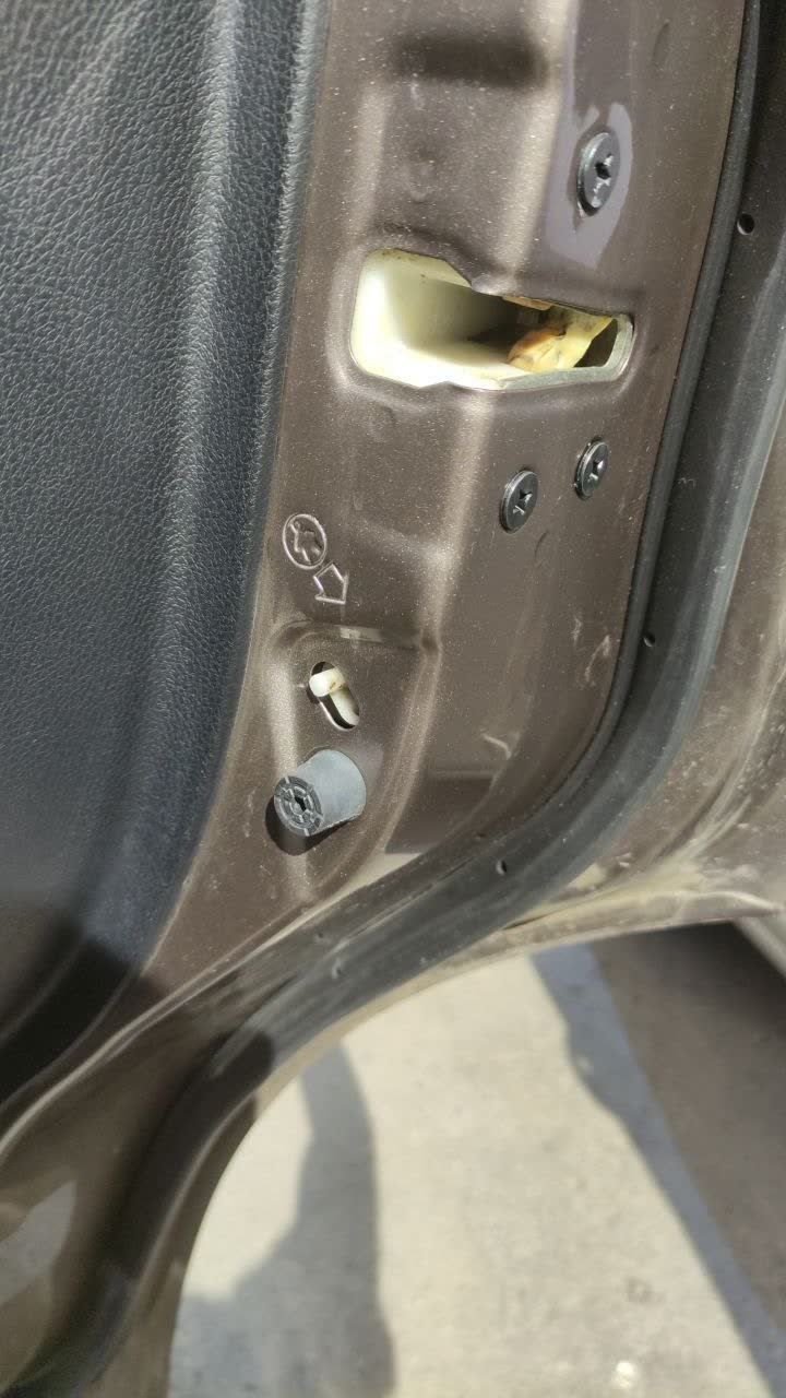 Photo showing the location of the child lock switch lever on the rear door edge