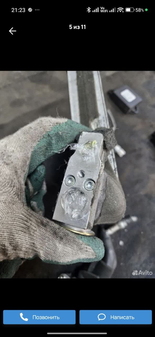 Evaporator connection points with sealing rings, photographed during the leak investigation