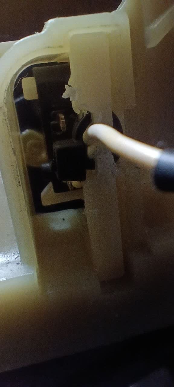 AKPP selector end-stop mechanism (концевик) with spring clips visible