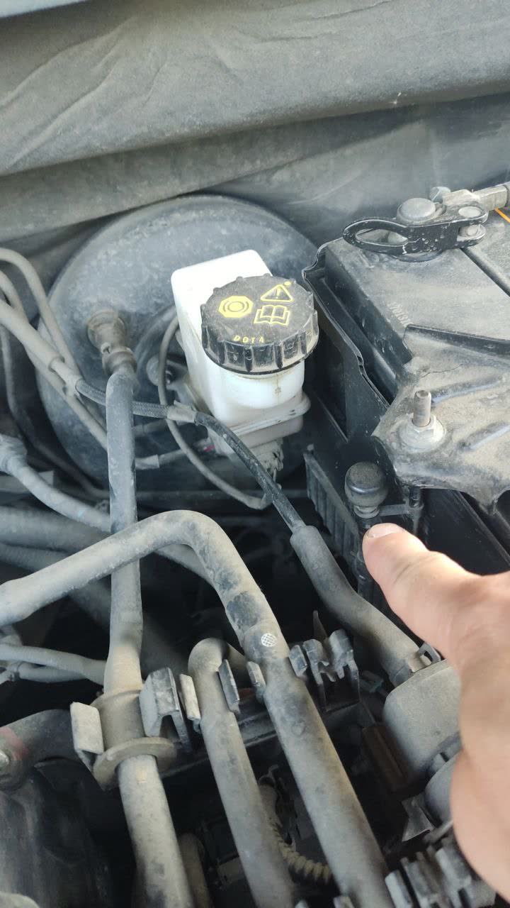 Photo of AKPP sump breather (white box with hoses) attached to battery bracket area