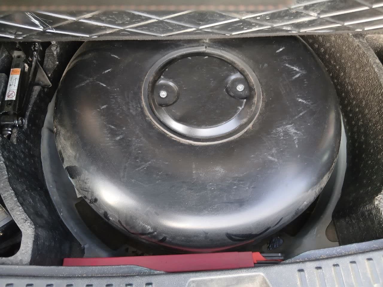 Photo showing 55L LPG tank installation in the spare-tire well