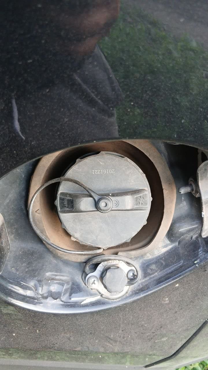 Photo showing the gas filler neck routed through the rear bumper area