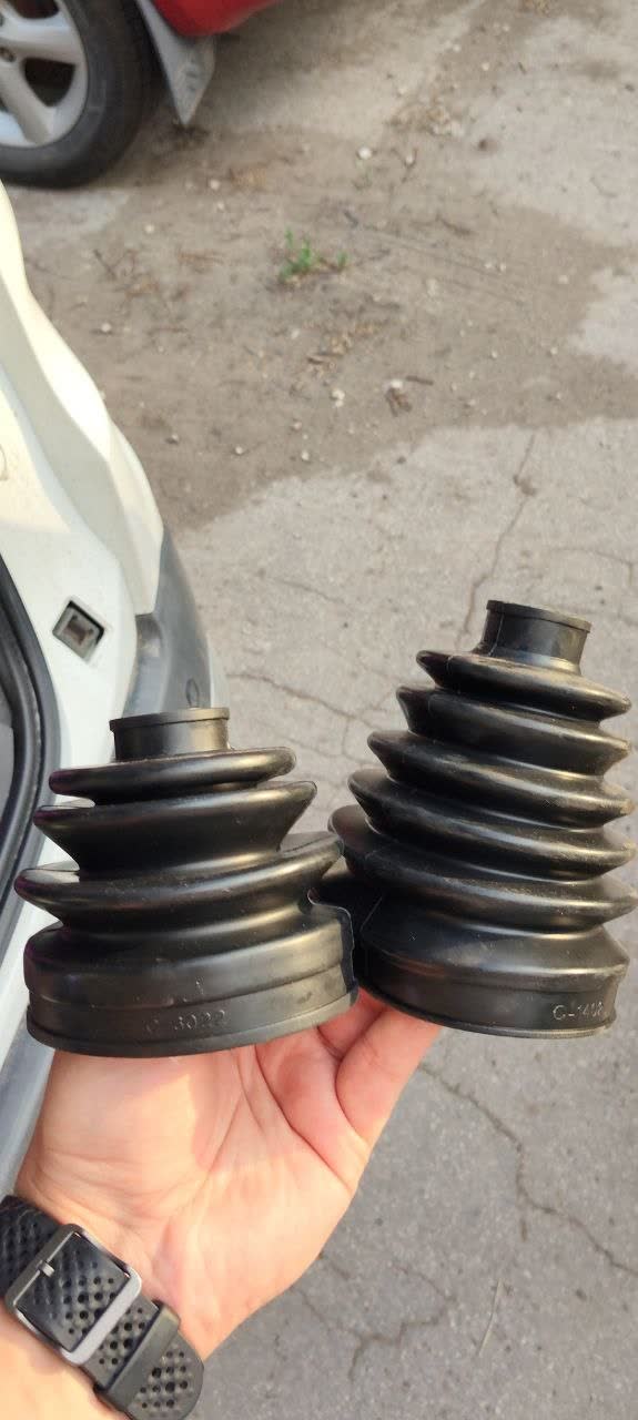 Side-by-side comparison of cheap rubber CV dust boot (kit) vs the ordered CV-joint-kit rubber boot