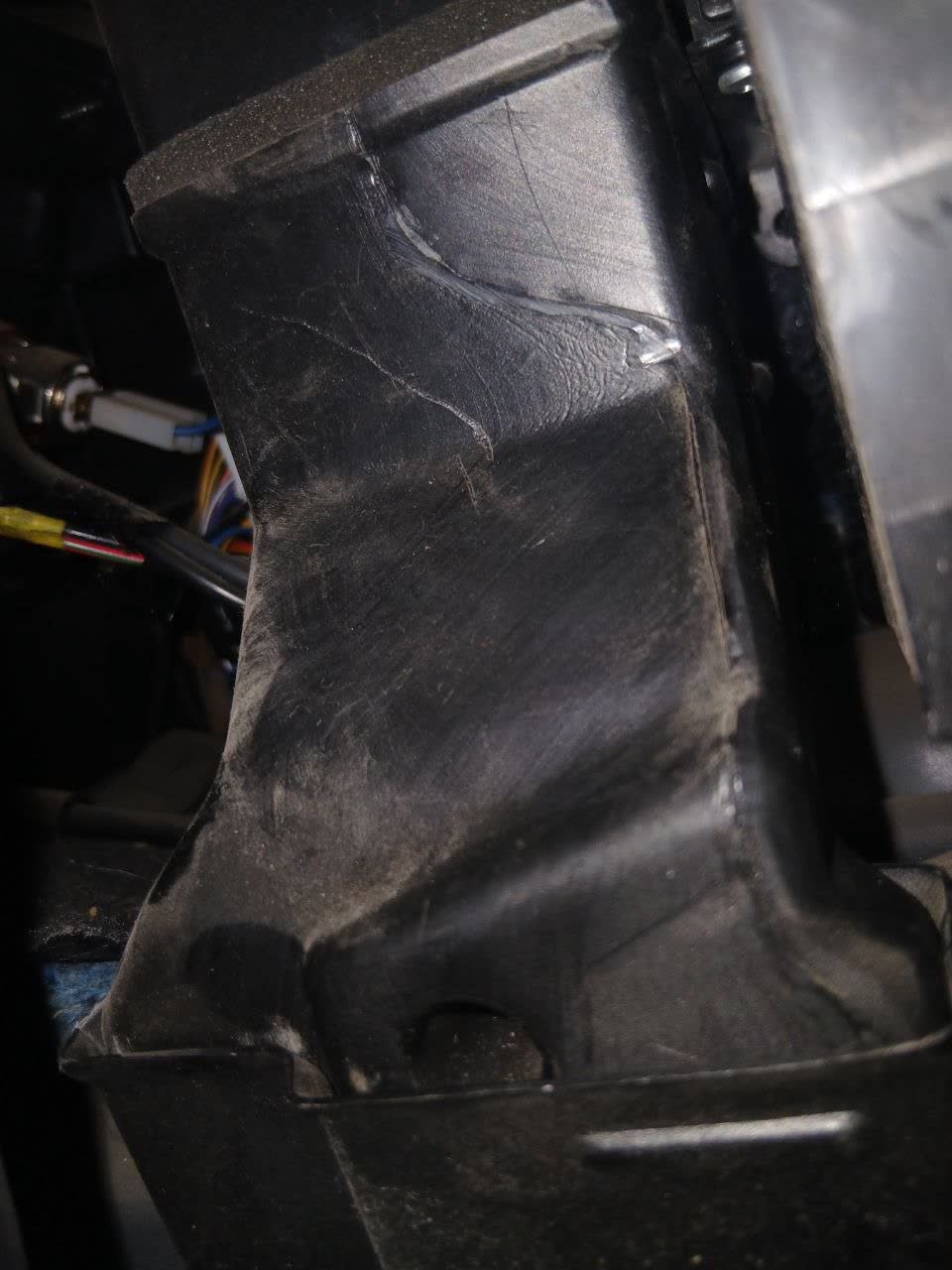 Photo showing the heater ducts simply inserted into their mounting clips without a direct tube-to-tube connection