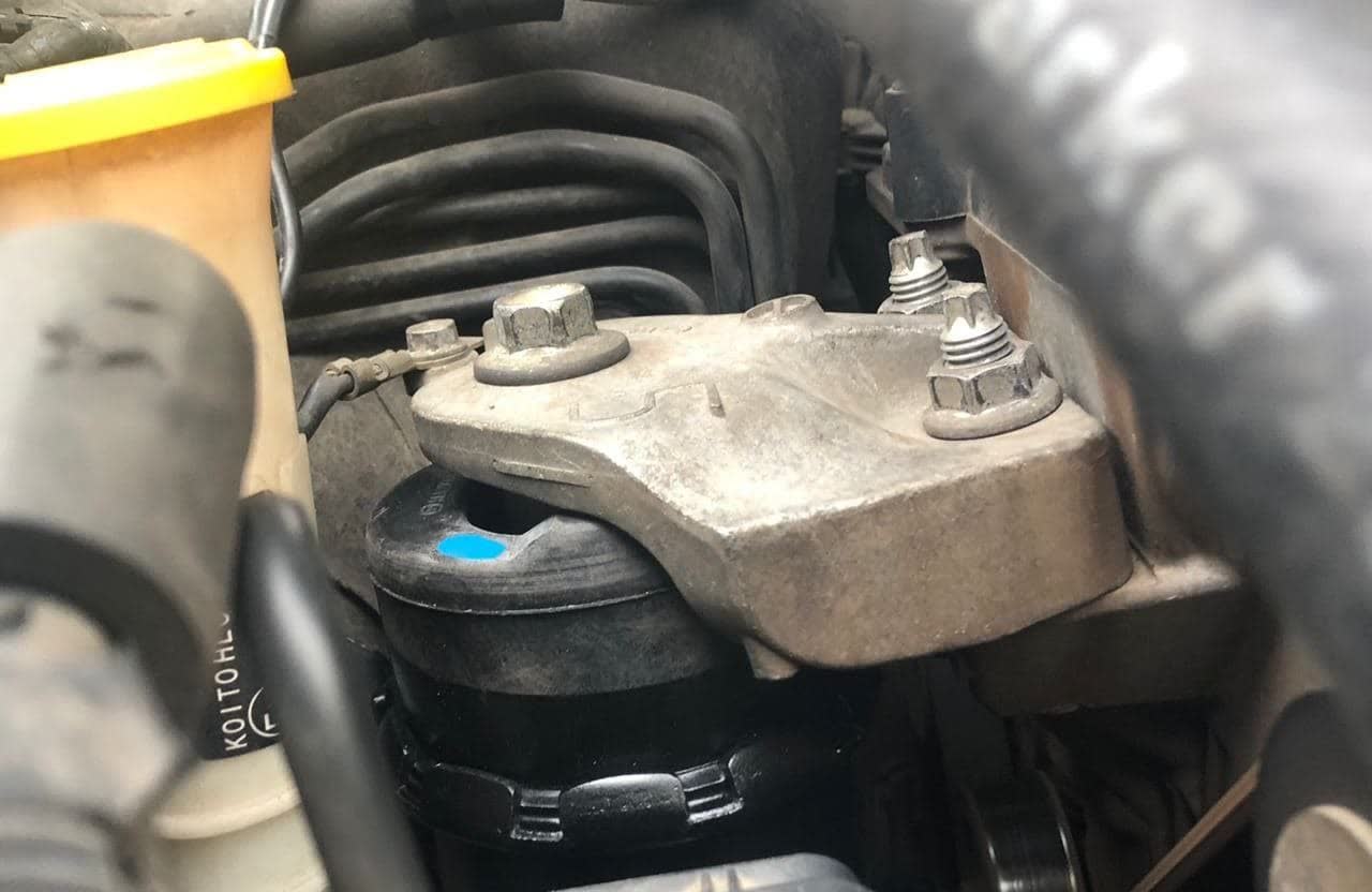 Engine mount with the metal bracket sitting directly on the black rubber, a blue paint mark on the rubber and no visible gap: the example of a mount with no clearance