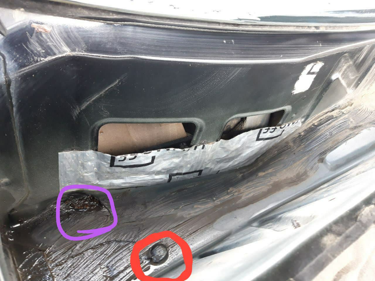 Photo showing the marked location of the factory air-intake ("zhaba") plug, with annotation pointing to it