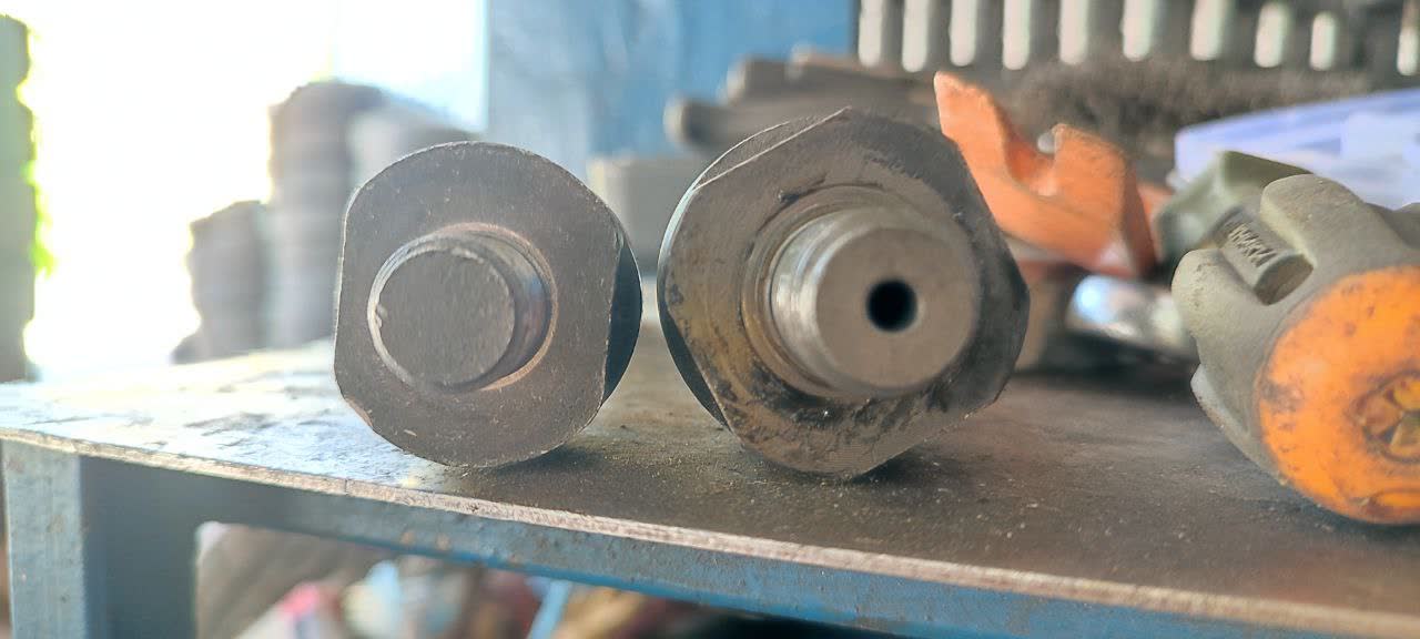 Close-up of tie-rod ball-joint end showing the 18mm internal / 14mm external diameter measurement