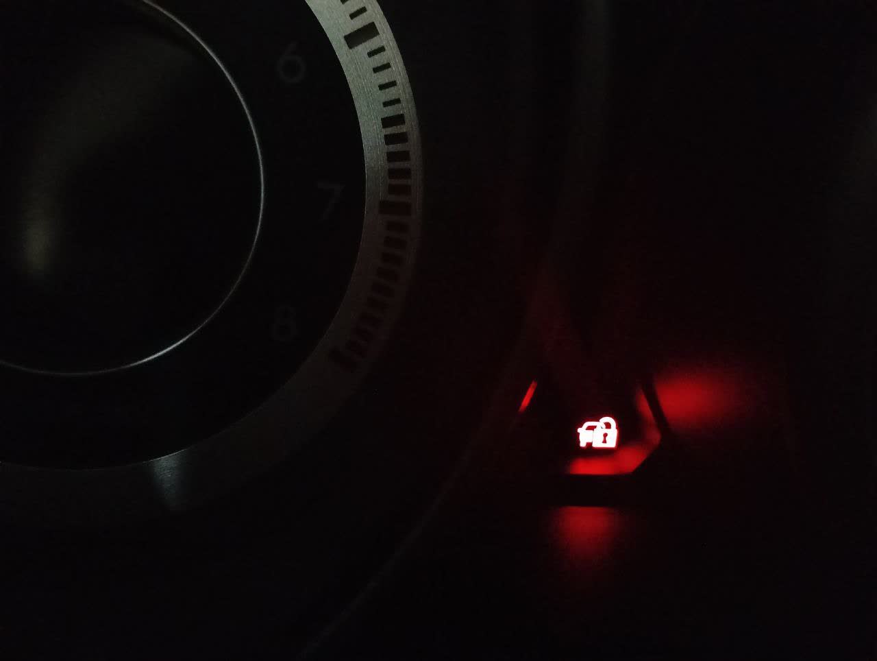 Night photo of the immobilizer indicator blinking on the dashboard