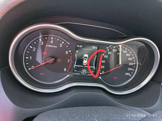 Instrument cluster photo showing the fuel gauge with range display (103 km shown) alongside the fuel level indicator, highlighting the discrepancy between the calculated range and the actual fuel-level indicator