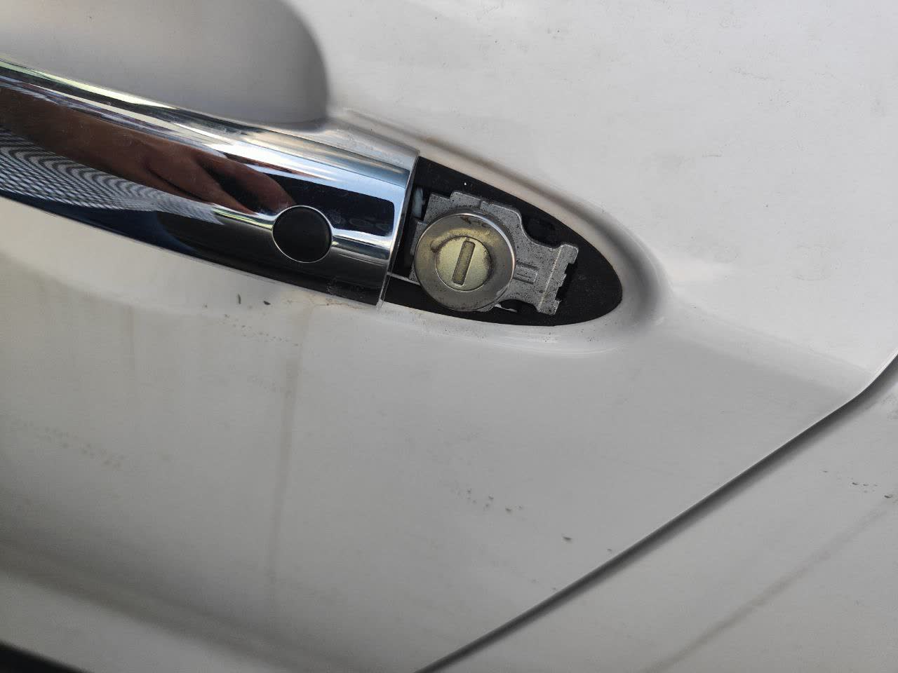 Broken/inoperable exterior door handle before replacement