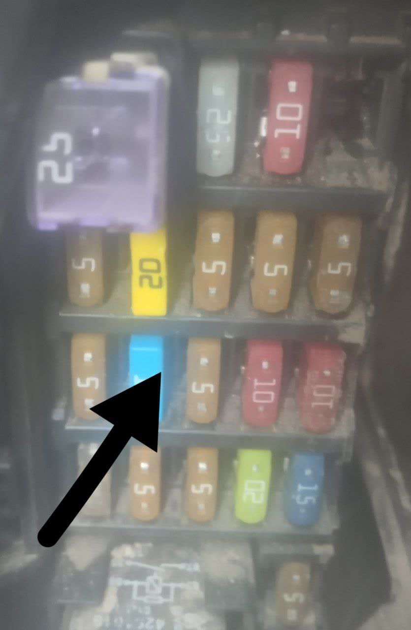 Fuse box diagram with the 15A trunk/salon outlet fuse highlighted